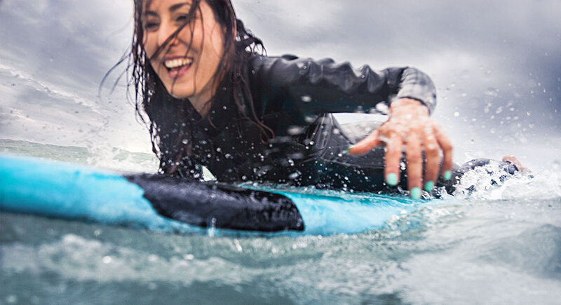 Surferin auf ihrem Board im Meer.