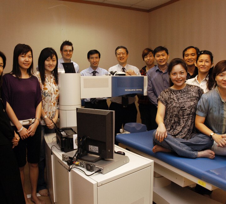 Dr. Jerry Tan, Dr. Yong Ming Por und SCHWIND Anwendungsspezialist Tobias Ewering gemeinsam mit den ersten mit dem SCHWIND AMARIS 750S behandelten Patienten