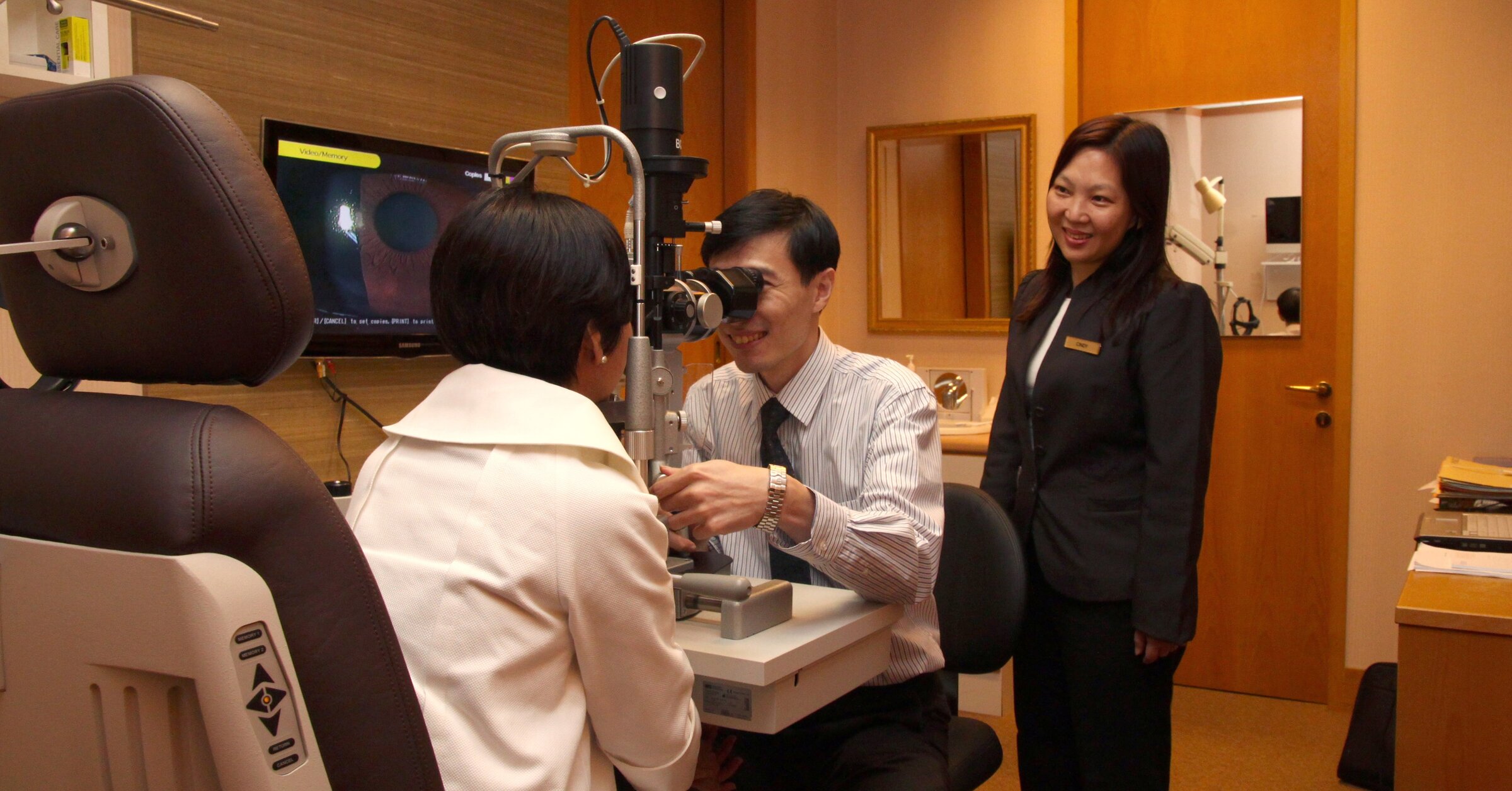 Dr. Yong Ming Por during an examination of a patient