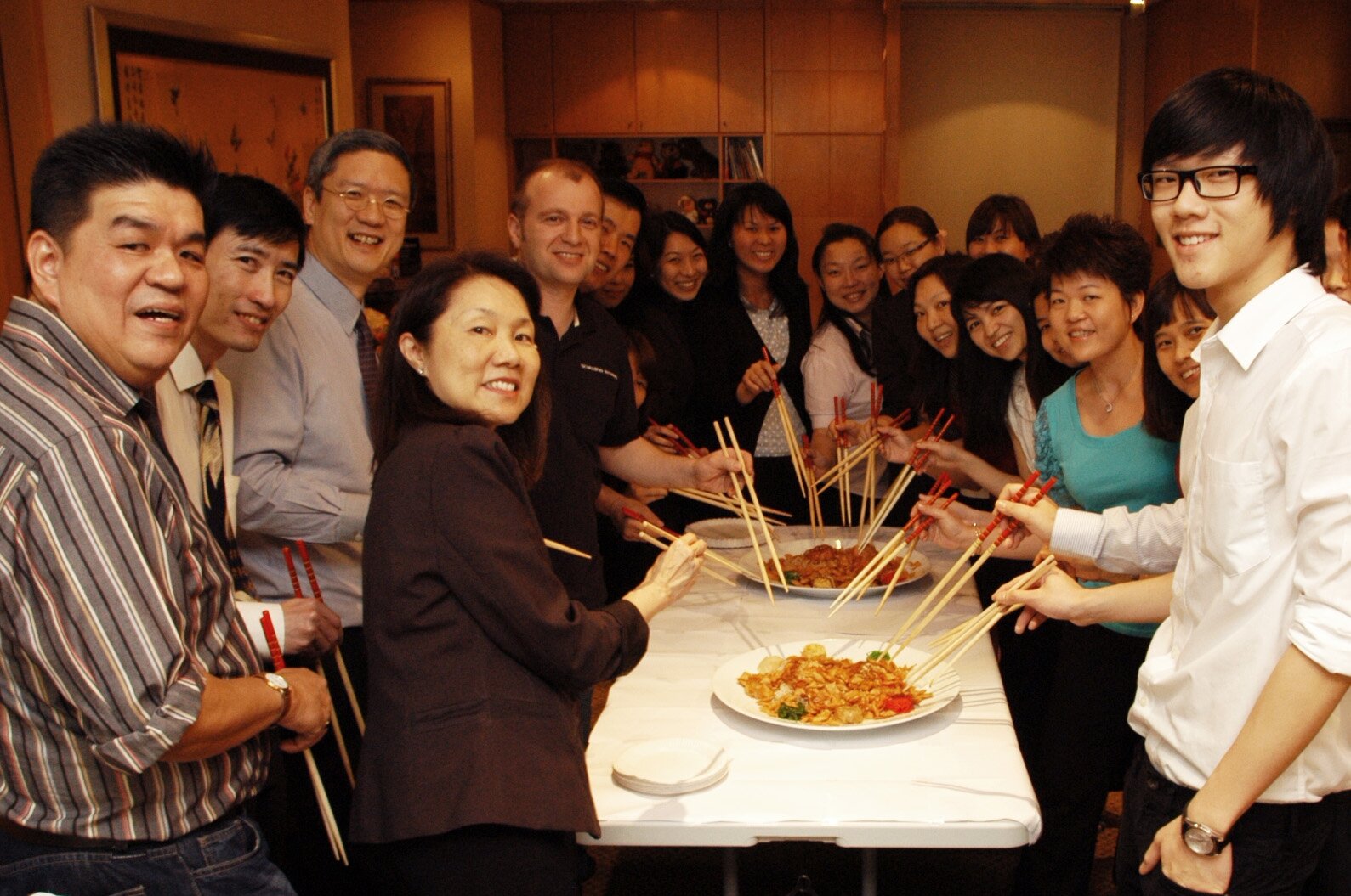 Dr. Jerry Tan, sein Team und der der SCHWIND Service-Techniker Alex Schroeck feiern gemeinsam das chinesische Neujahrsfest