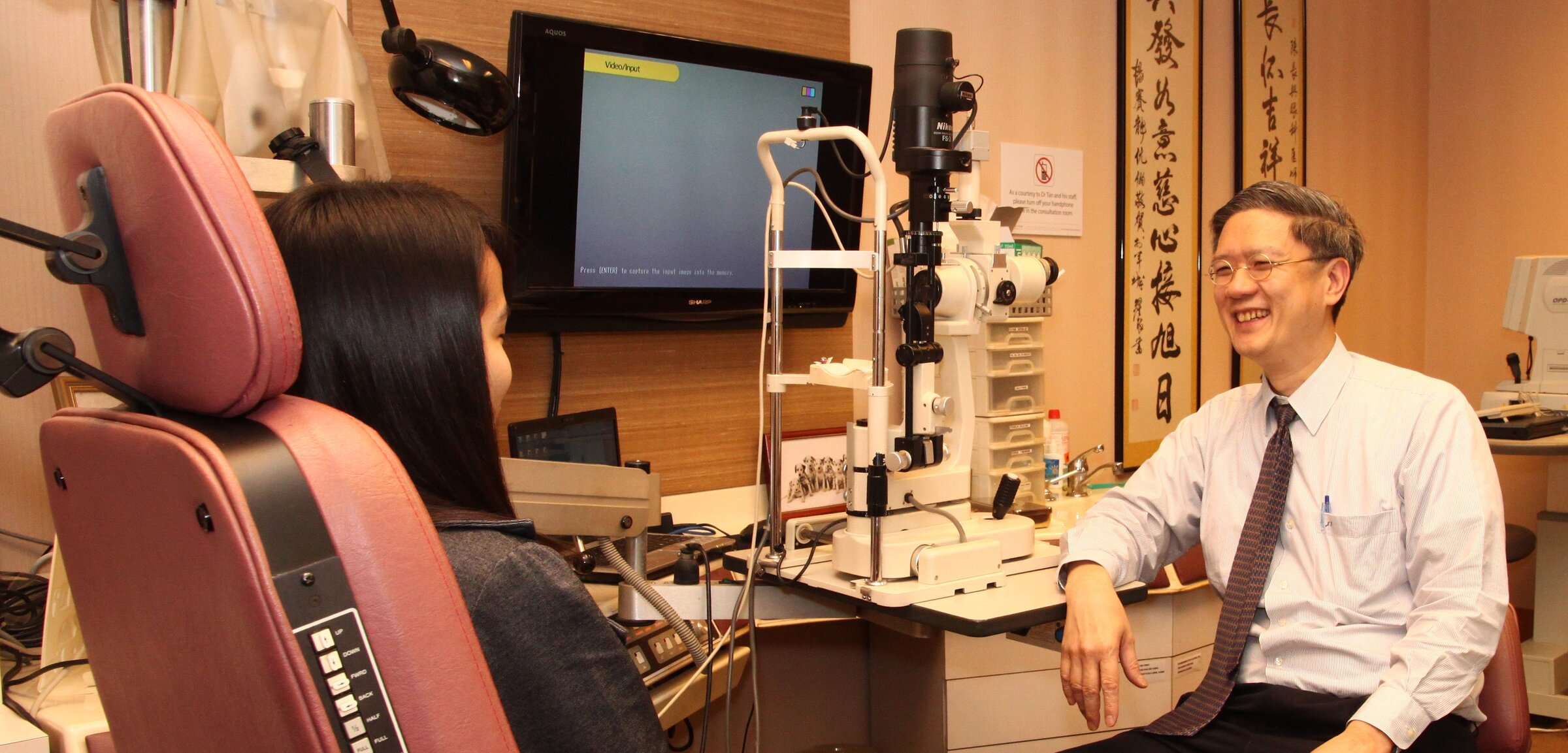 Dr. Jerry Tan mit einem Patienten während der Voruntersuchung