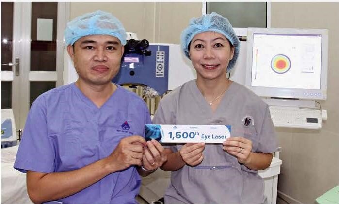 The 1,500th SCHWIND Laser was instalLed at HoChiMinh City Eye Hospital, Vietnam. Shown: Phan Hong Mai, MD (right), Head of refractive treatment, and Tran The Trung from our Vietnamese distributor Vietcan.
