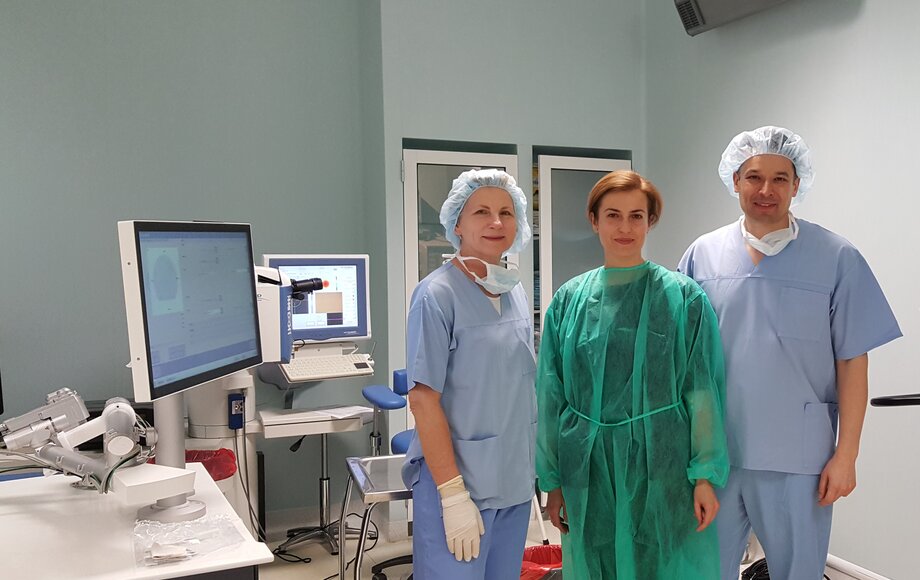 Surgeon Dr. Iwona Jaworowska-Cieslinska, Agnieszka Kaluzna and Dr. Bartlomiej Kaluzny immediately after the AMARIS SmartSurfACE treatment