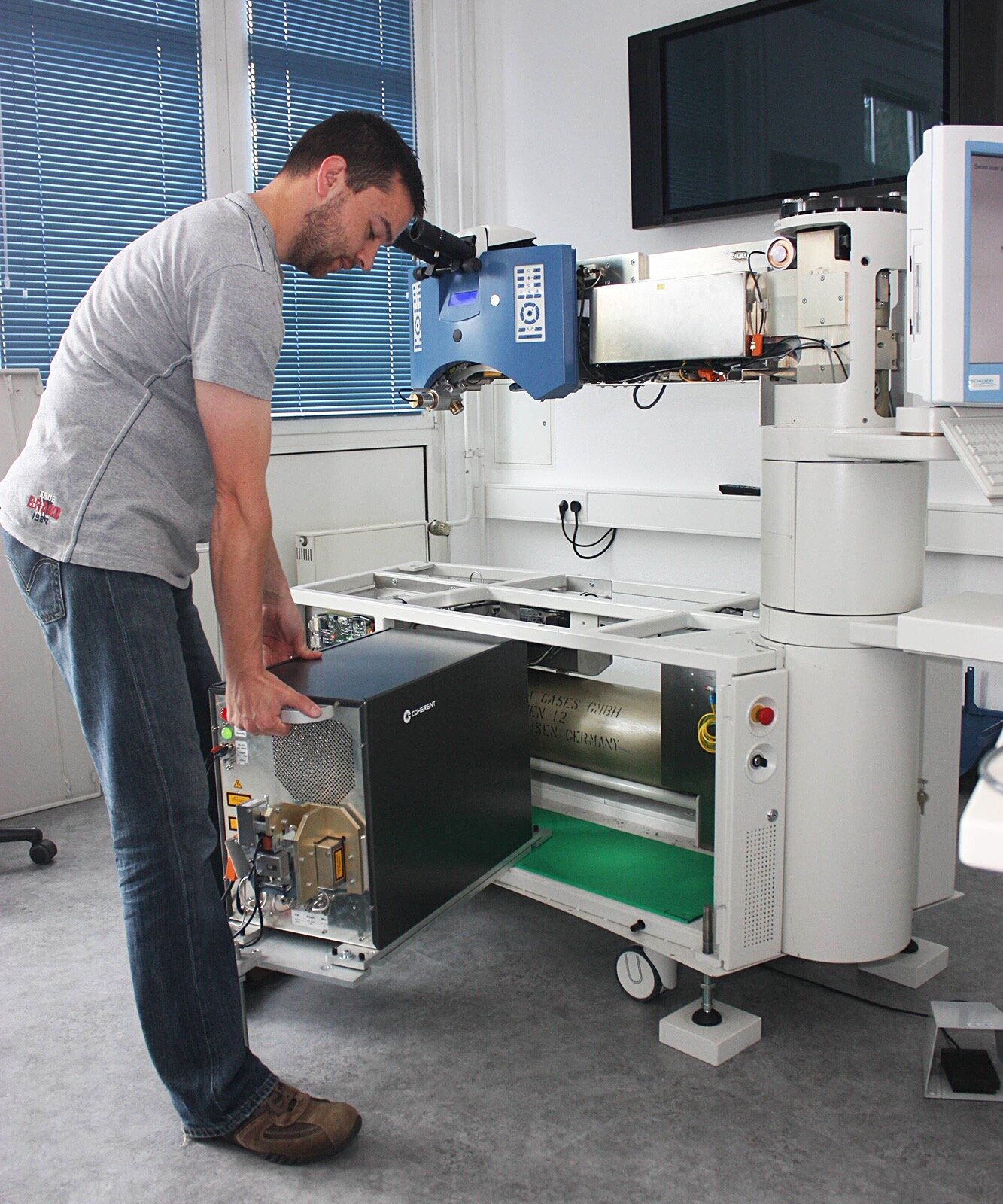 Service technician Daniel Fries swivels out the laser source 2