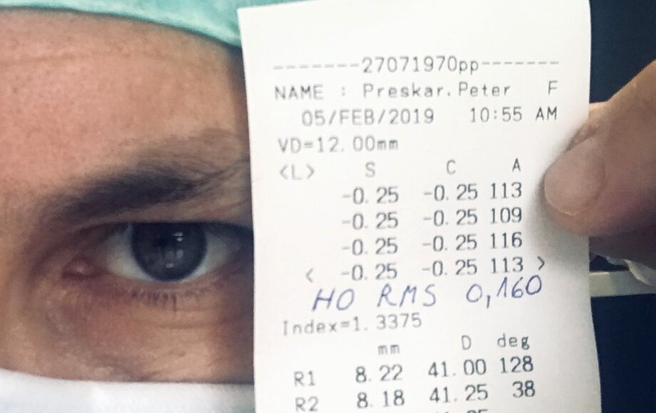 Dr. Peter Preskar with the result of his AMARIS eye laser treatment | © SCHWIND eye-tech-solutions GmbH