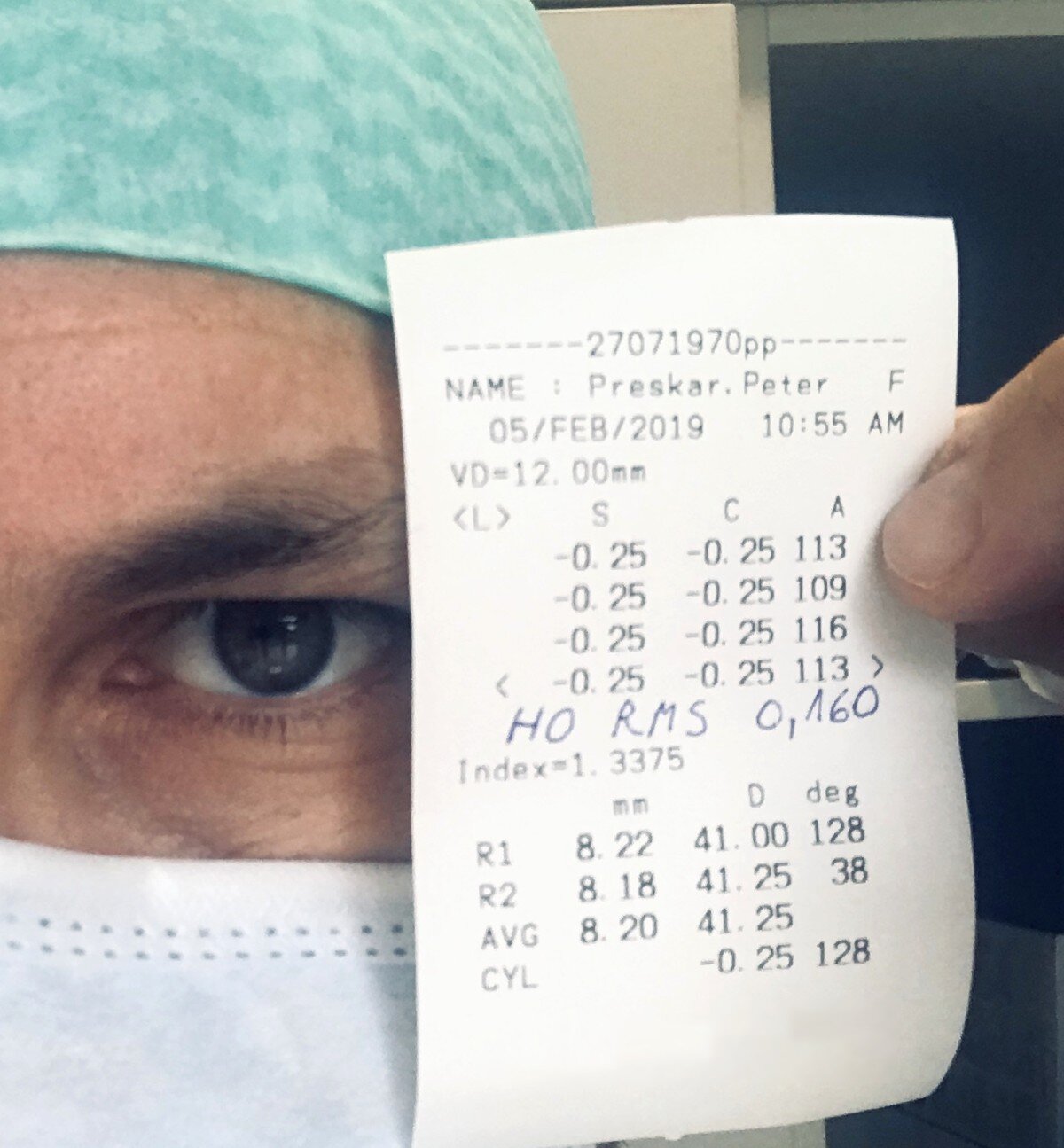 Dr. Peter Preskar with the result of his AMARIS eye laser treatment
