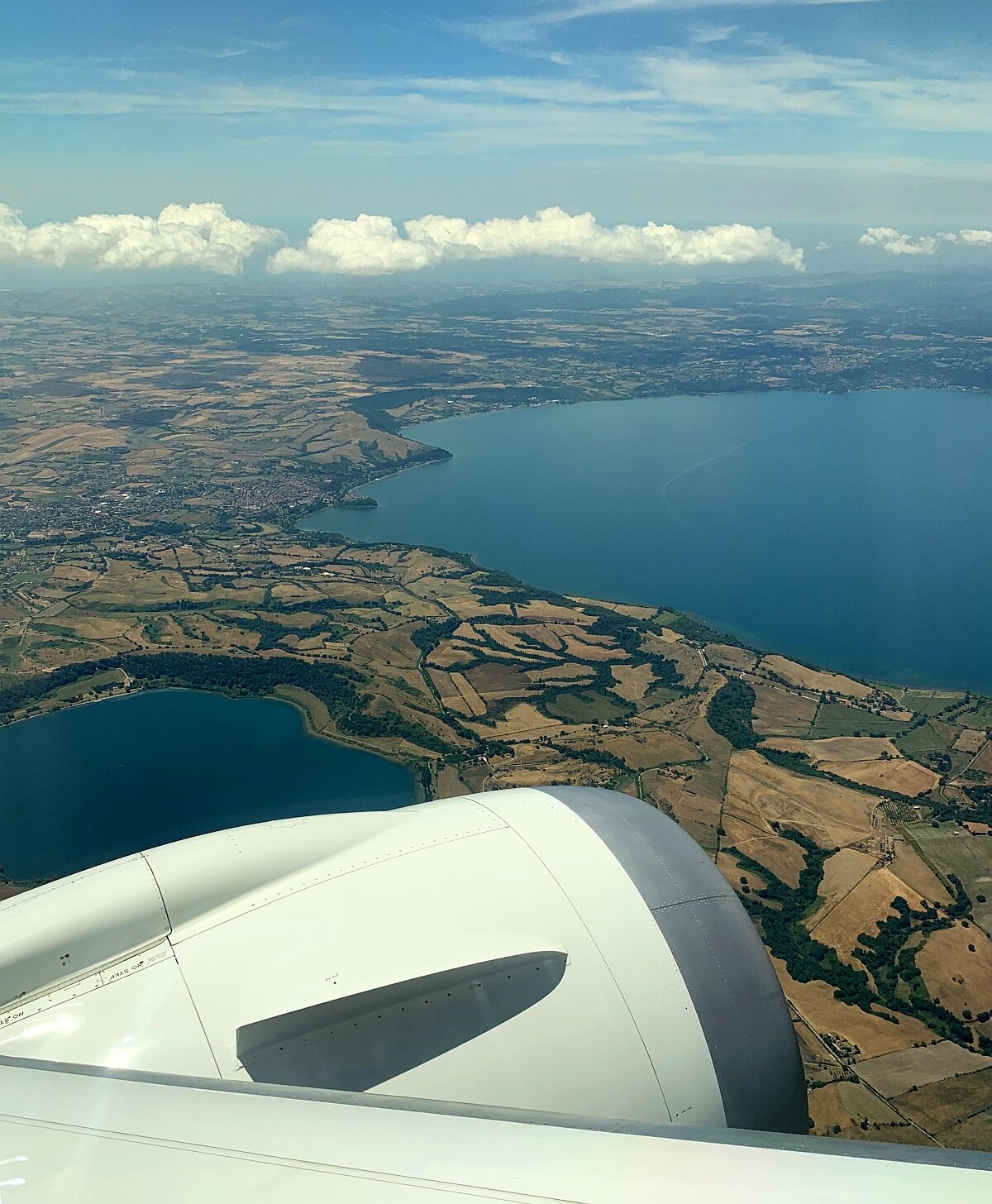 Ein Flugzeug fliegt über das Meer