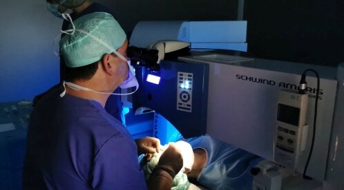 Dr. Breyer führt eine Laser-Sehkorrektur mit dem SCHWIND AMARIS 1050RS durch