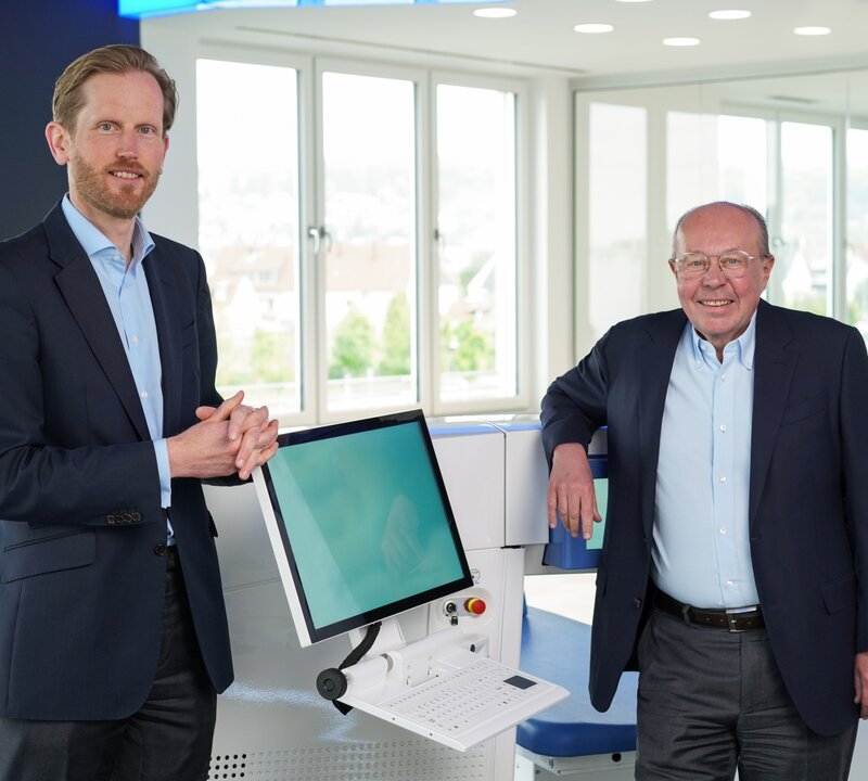 CEO Rolf Schwind and COO Domenic von Planta with a SCHWIND laser system | © SCHWIND eye-tech-solutions GmbH