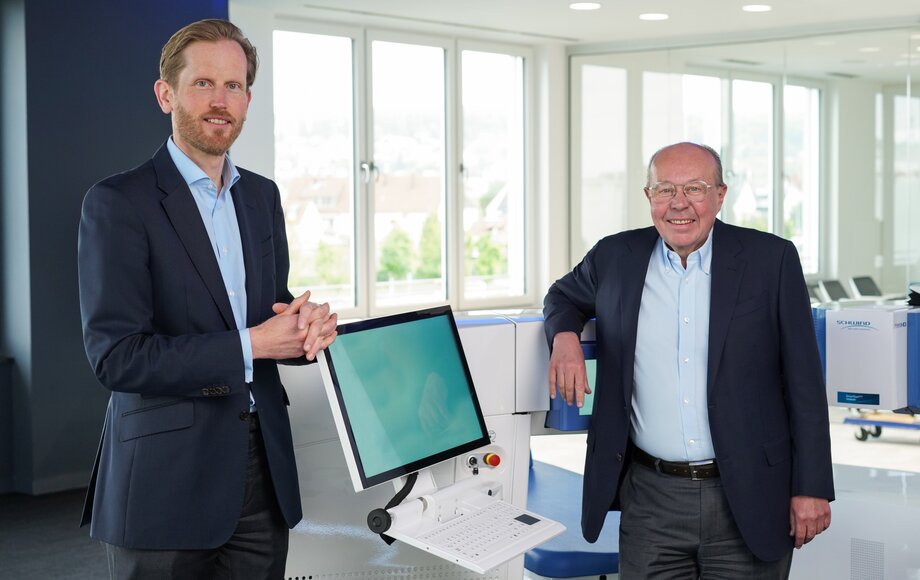 CEO Rolf Schwind and COO Domenic von Planta with a SCHWIND laser system | © SCHWIND eye-tech-solutions GmbH