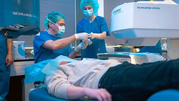 Dr. Ahlers im OP mit dem SCHWIND ATOS Femtosekundenlaser
