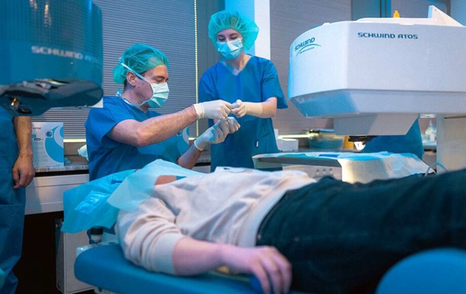 Dr. Ahlers im OP mit dem SCHWIND ATOS Femtosekundenlaser | © SCHWIND eye-tech-solutions GmbH