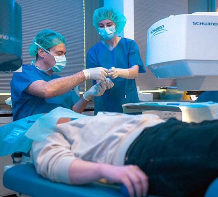Dr. Ahlers in the surgery room with the SCHWIND ATOS femtosecond laser | © SCHWIND eye-tech-solutions GmbH